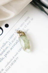 Charm protector piedra semipreciosa punta verde