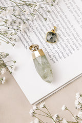 Charm protector piedra semipreciosa punta verde